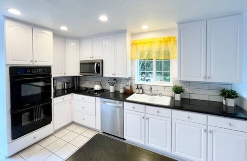 Middletown House | 3 Bedroom with Ocean View, Jacuzzi, and Parking