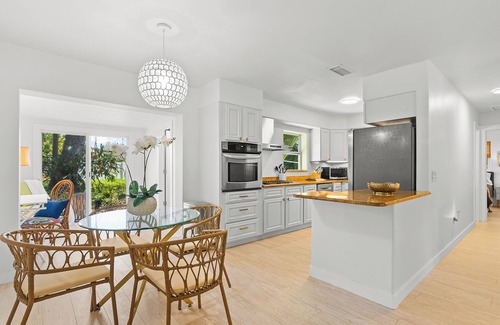 Rock Ridge House | 3-bedrooms-2 Full Baths, Private backyard, mnts to Central Beach & downtown