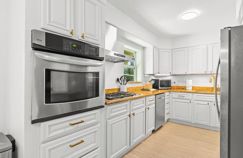 Rock Ridge House | 3-bedrooms-2 Full Baths, Private backyard, mnts to Central Beach & downtown