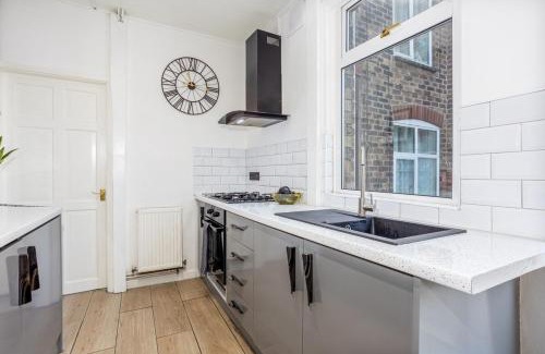 Newcastle-Under-Lyme House | 3 Bedrooms & 2 Showers - Home From Home