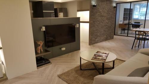 Daan Apartment | 3 Bedrooms and 1 Study and 3 Bathrooms Near Taipei 101 & MRT