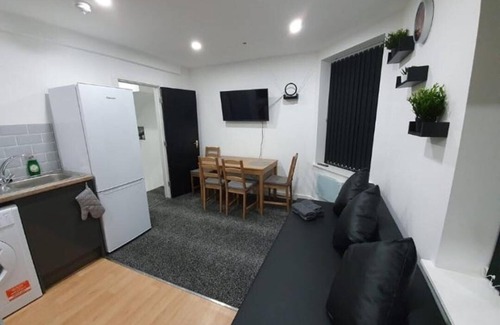 Roath Apartment | 3 Bedrooms Apartments Near Town Center