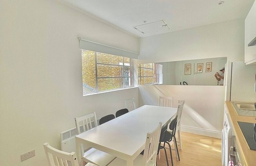 Kings Cross St. Pancras Apartment | 3 bedrooms flat in King Cross Prime Location
