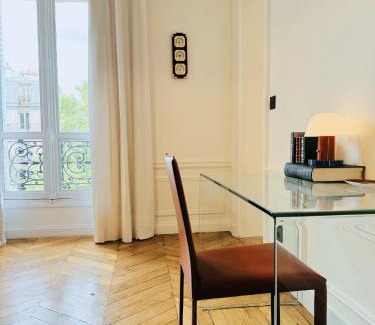Enfants-Rouges Apartment | 3 bedrooms in Marais