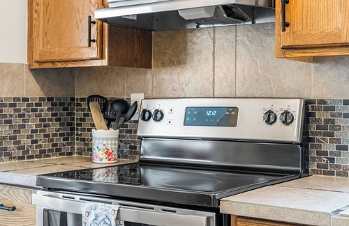 Southeast Calgary House | 3 Bedrooms, King Suite, Near Fish Creek & Spruce Meadows