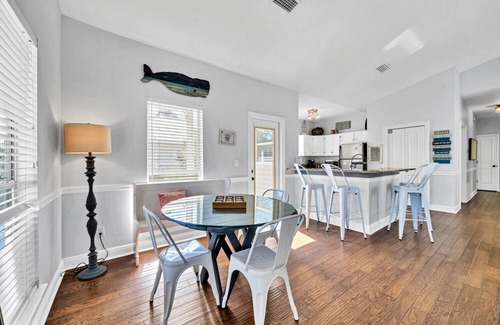 Clipper Cove House | 3 blks to beach! Front porch! Comm Pool heated 3/15-4/30, Crystal Beach