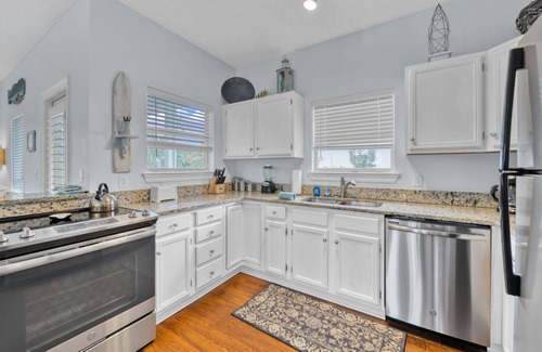 Clipper Cove House | 3 blks to beach! Front porch! Comm Pool heated 3/15-4/30, Crystal Beach