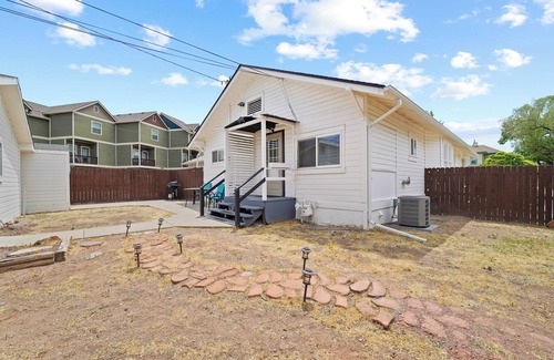 Grand Junction House | 3 Blocks to Main St/Kids Lounge & TV/Sleeps 6/W&D/Workspace/Priv Yard