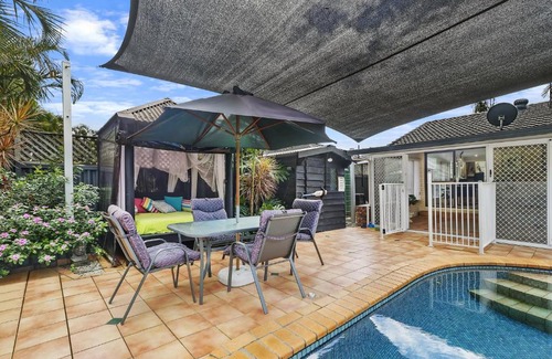 Burleigh Waters House | 3 BR Hidden Gem with WIFI and Indoor Fireplace