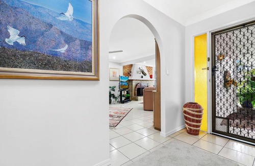 Burleigh Waters House | 3 BR Hidden Gem with WIFI and Indoor Fireplace