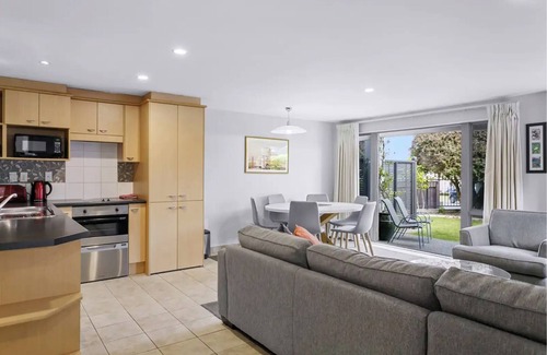 Taupo House | 3 BR Holiday home - Steps to the lake and short, scenic stroll to town