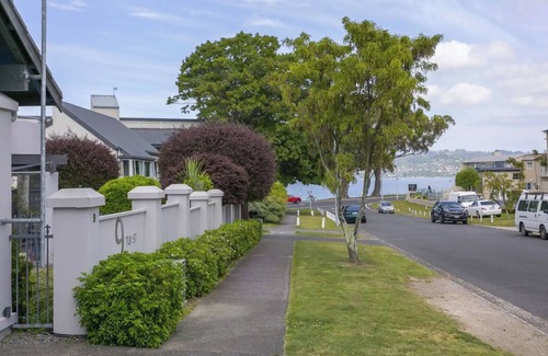 Taupo House | 3 BR Holiday home - Steps to the lake and short, scenic stroll to town