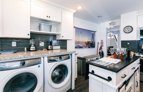 Asbury Park House | 3-BR house walk to beach, shopping, bars, NYC train. 6-beach passes & 4-bikes.