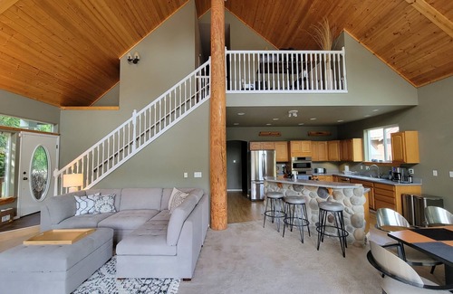 Longbranch House | 3 BR Waterfront retreat, great deck, beaches, fireplace & game room
