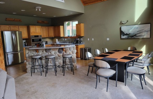 Longbranch House | 3 BR Waterfront retreat, great deck, beaches, fireplace & game room