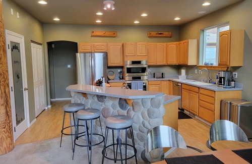 Longbranch House | 3 BR Waterfront retreat, great deck, beaches, fireplace & game room