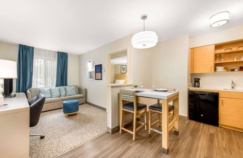Arrowood Hotel | 3 Bright and Comfortable Suites with Kitchen and Fitness Center for Long Visits