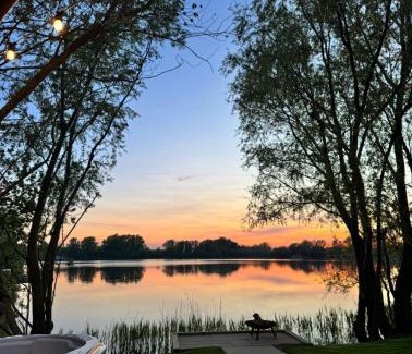 Frognall House | 3 Hazelwood lakeside hideaway