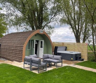 Frognall House | 3 Hazelwood lakeside hideaway
