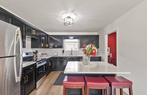 Northport House | 3 KING Beds Hot Tub & Game Room Batting Cage Close to UA & River Run Park