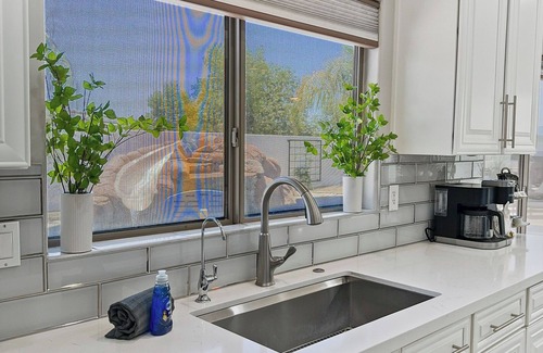 Queenland Manor House | 3 King Rooms, Sleeps 12 Heated Pool, Waterslide Paradise! Disc. Avail.