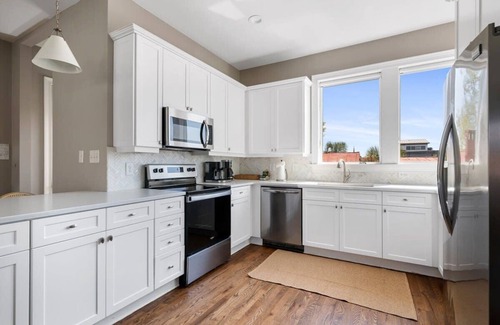 Cannonborough Elliotborough Villa | 3 Luxury Houses w/Patios | 1 Block from King St