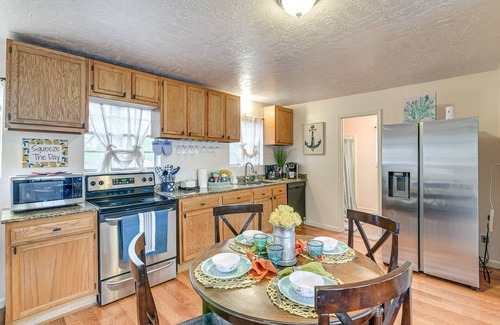 Bacliff Apartment | 3 Mi to Boardwalk: Bacliff Apartment w/Hot Tub