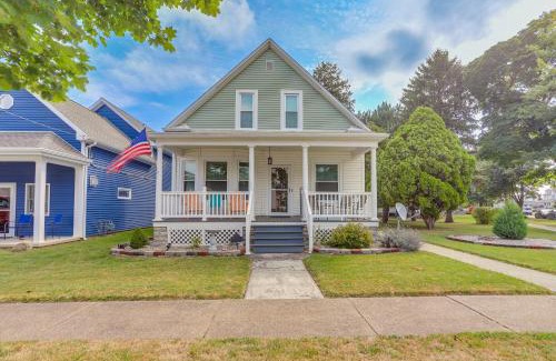 Sandusky House | 3 Mi to Cedar Point Sunny Sandusky Home with Yard