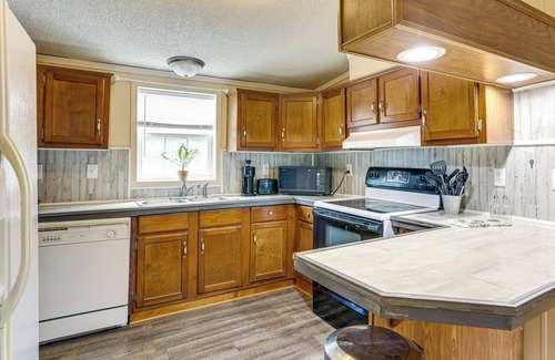 Paris House | 3 Mi to Dtwn: Pet-Friendly Farm Retreat in Paris!