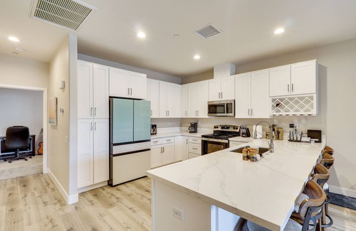 Lake Havasu City Condo | 3 Mi to Lake Havasu: Condo w/Mountain & Lake View