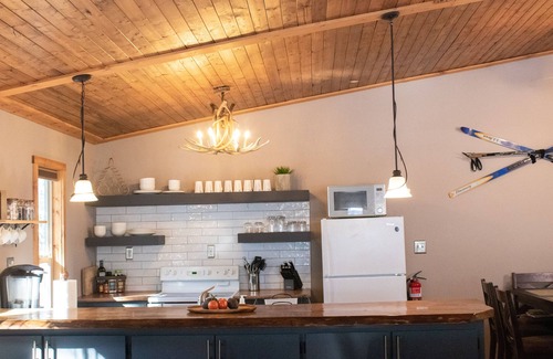 Tahoe Village House | 3 min to Boulder Ski Lift! Walk to Hiking trails. Pet friendly.