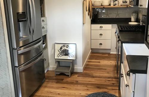 Newbury House | 3 Min Walk To Beach & Eateries ~ Warm & Cozy Year Round ~ Lg. Private Backyard