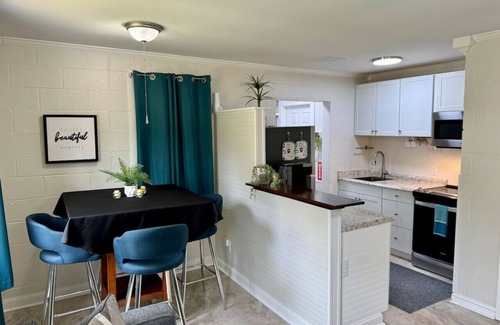 Beaufort House | 3 Min Walk to Starbucks. Pets are allowed