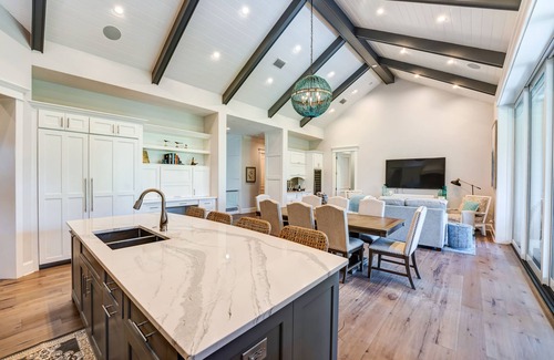 Longboat Key House | 3 minute walk to the sand. Spacious Luxurious 6 bedroom with a beautiful pool!