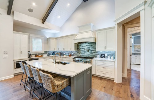 Longboat Key House | 3 minute walk to the sand. Spacious Luxurious 6 bedroom with a beautiful pool!