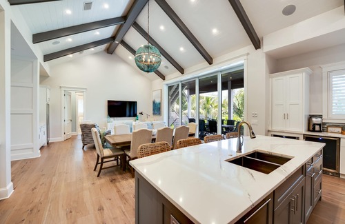 Longboat Key House | 3 minute walk to the sand. Spacious Luxurious 6 bedroom with a beautiful pool!