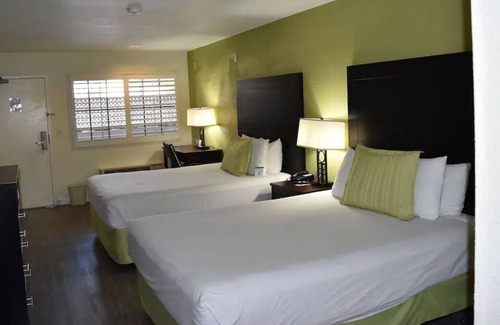 Old Town House | 3 Modern Units Near Mission Bay Aquatic Center! w/ FREE Breakfast! Parking