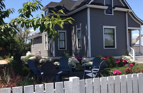 Carlton House | 3 Primary Suites Remodeled Downtown Carlton - Location&Luxury - Bocce&Fire Pit