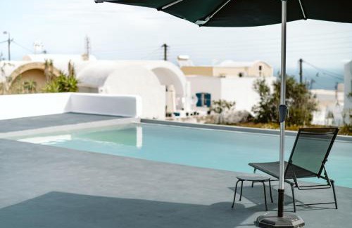 Imerovigli House | 3-Room, 3-Bath Villa with Massive Pool, Central Location, Seconds from Cliff!