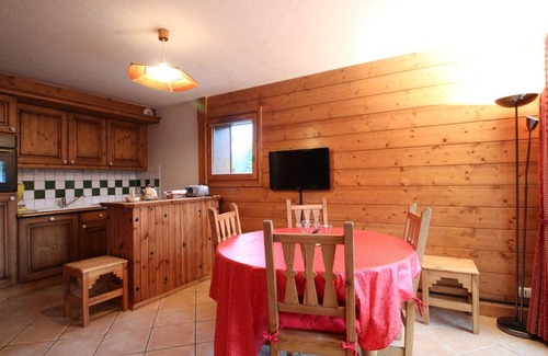 Les Carroz-d'Araches Apartment | 3-room cabin apartment with parking, near slopes and shops