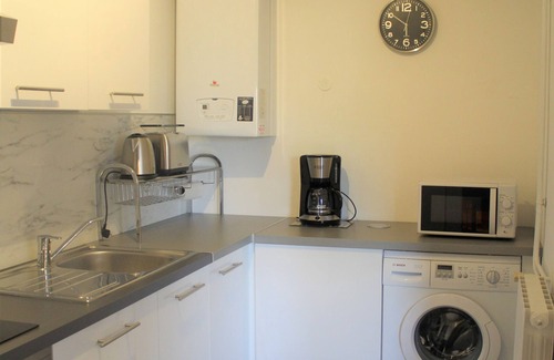 Balaruc-les-Bains Apartment | 3-Star Apartment near Thermal Baths & Etang with Balcony and Fully-equipped Kitchen
