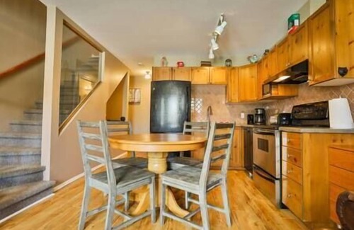 East Kootenay Apartment | 3-Story Condo/Mountain Views/Board Games