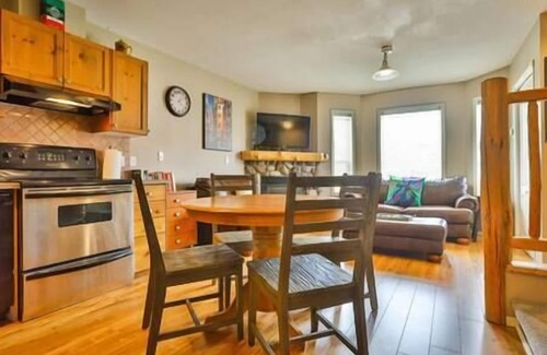 East Kootenay Apartment | 3-Story Condo/Mountain Views/Board Games