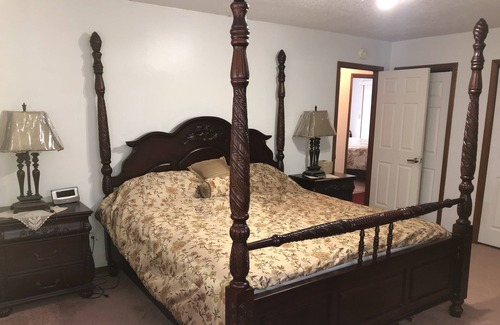 Jim Thorpe House | 3 story home with fireplace and jacuzzi, minutes away from Pocono raceway.