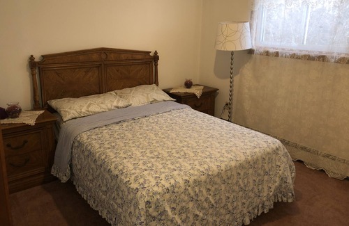 Jim Thorpe House | 3 story home with fireplace and jacuzzi, minutes away from Pocono raceway.