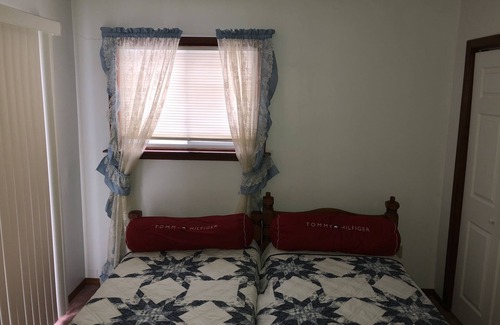 Jim Thorpe House | 3 story home with fireplace and jacuzzi, minutes away from Pocono raceway.