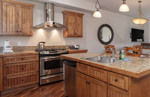 Bear Crossing House | 3-story townhouse w/hot tub & deck views