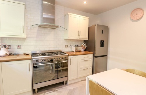 Dolgarrog Cottage | 3 TREM Y DOLYDD, family friendly, with a garden in Llanrwst