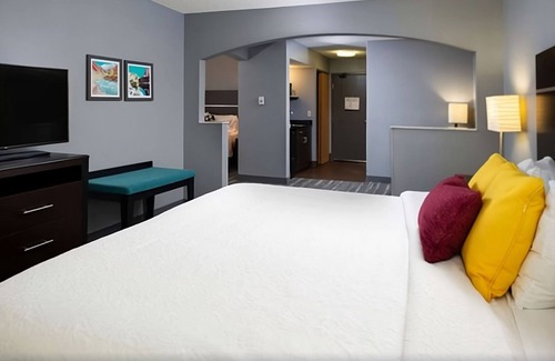 Glenwood Springs Hotel | 3 Units | Relaxing Mountain Stay near Hot Springs & Adventure Trails | Pool