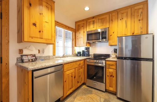 Tahoya Shores Hotel | 3 Units Studios | Lakeside Tahoe Lodge | Kitchen & Free Parking